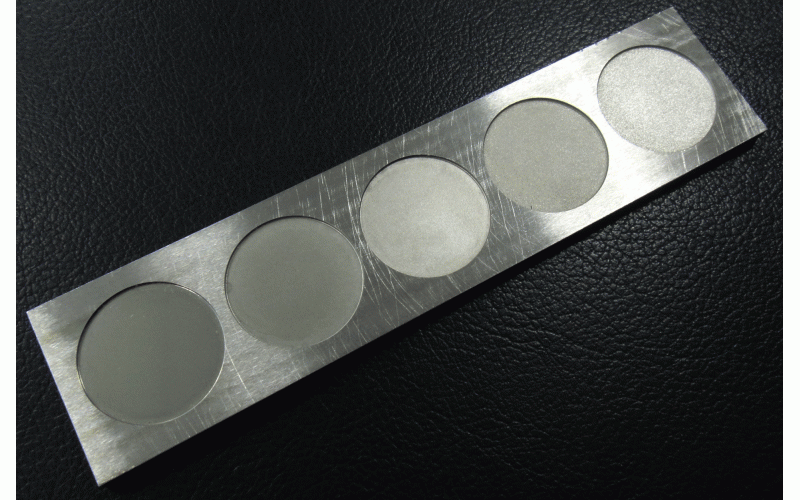 鏡面火花機(jī)的樣板， 左側(cè)的鏡面， 右側(cè)的粗紋