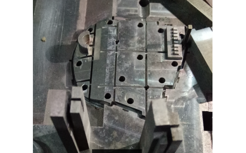 骨位多的模具， 務(wù)必要多下扁頂， 才能頂出平衡，深圳市模具廠經(jīng)驗記錄