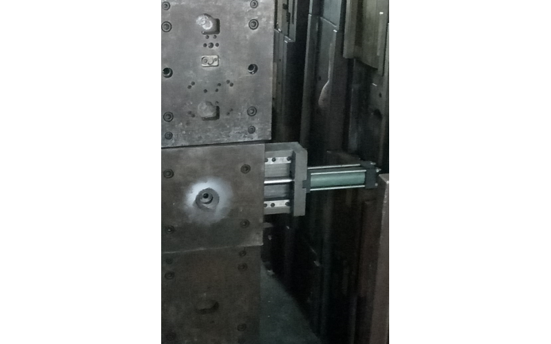 模具廠手上的油缸，原理簡單，使用方便，便于使用！